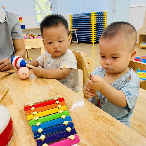 tre-hoc-tap-tai-truong-mam-non-ngoi-nha-hanh-phuc 1