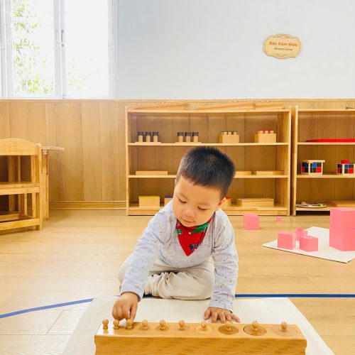 tre-hoc-tap-tai-truong-mam-non-ngoi-nha-hanh-phuc